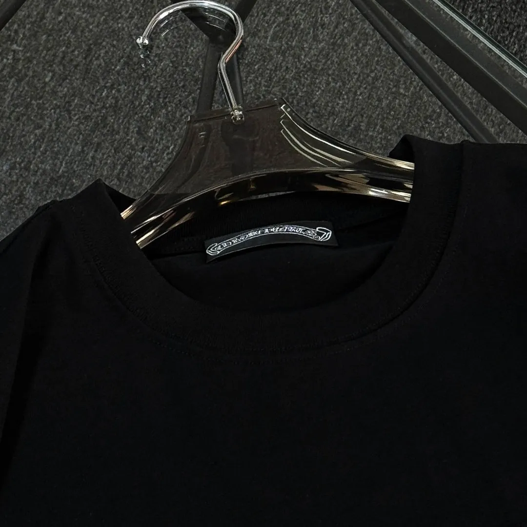 P170 Chrome Hearts 25 high-end versions. The fabric is made of 300 grams of high-density pure cotton. It does not deform or shrink. It has three labels. It is the same style for men and women. Technology: suede foaming + digital printing. Color: white, black. SIZE: S-XL.